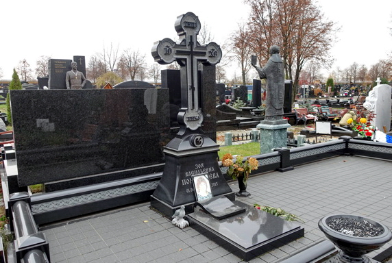 Резной православный крест на невысоком постаменте